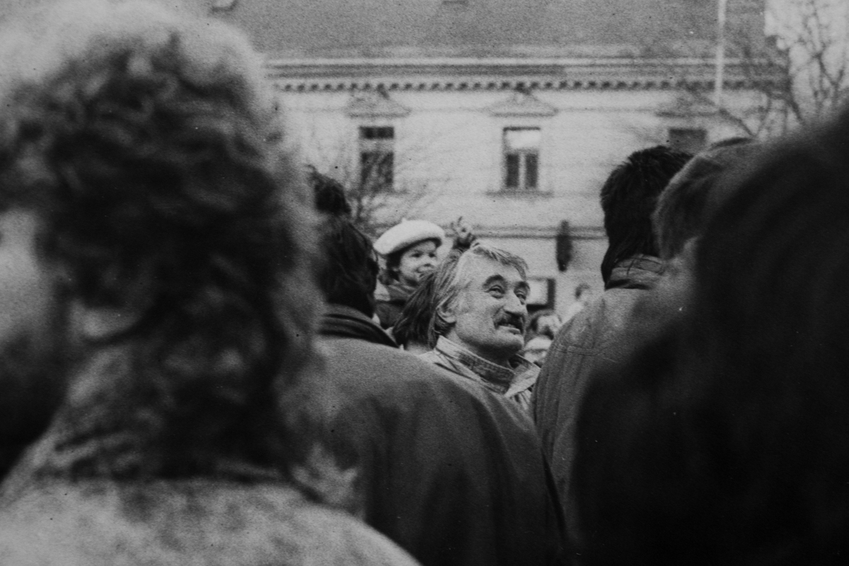 Jana Šebestová, Pavel Landovský na Námestí SNP v Bratislave, február 1990. Súkromný majetok
